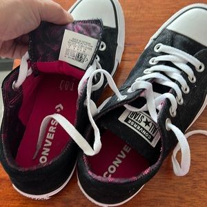 Black converse size 7.  Barely worn
